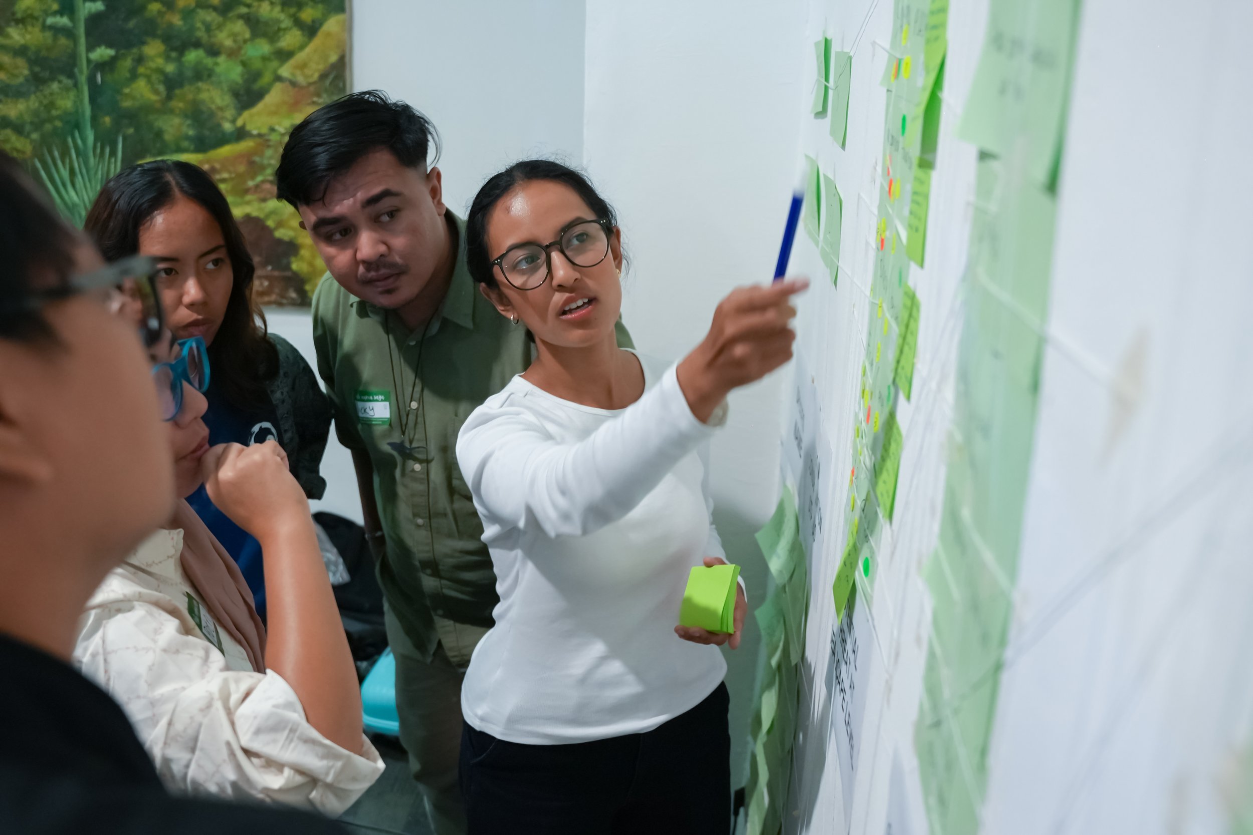 Janis Argeswara shares MMF data with participants at a Lesser Sunda Seascape workshop