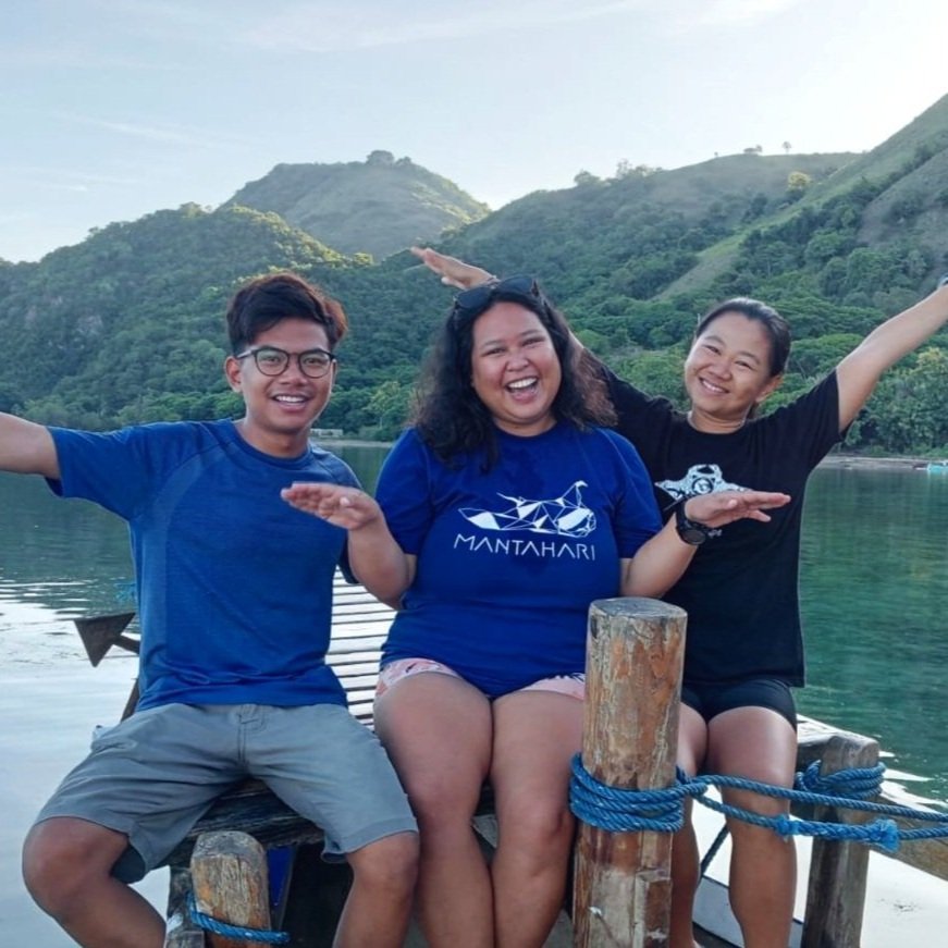 Ariq, Aulia, and Nathania of our Indonesian team on a boat in Komodo National Park